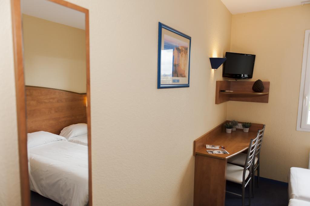 Armony Hotel Bourg-Achard Exterior photo