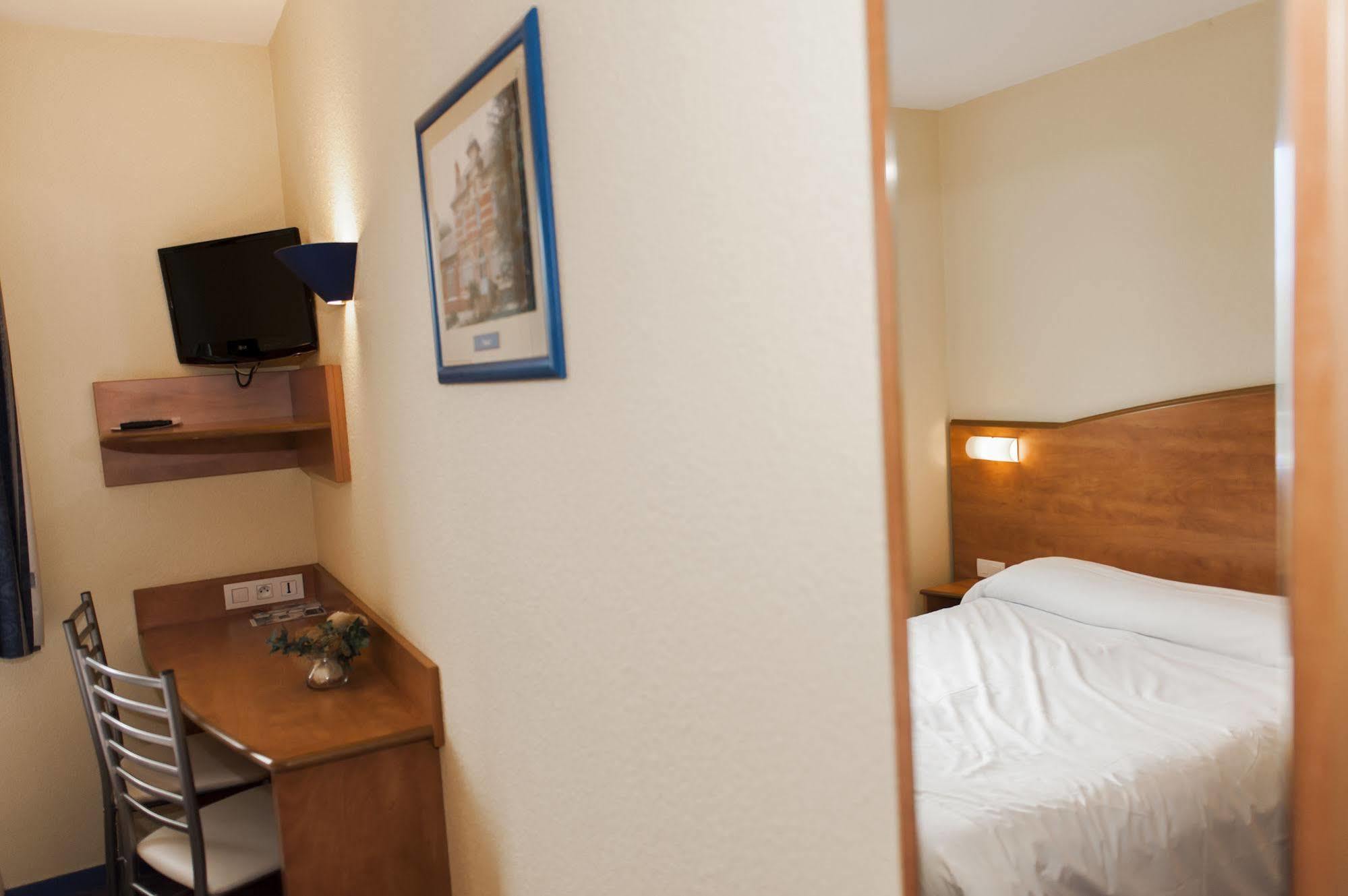 Armony Hotel Bourg-Achard Exterior photo